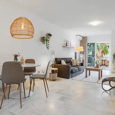 Apartman Beautiful 2 Bedroom Flat With Sunny Balcony *