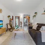 Beautiful 2 Bedroom Flat With Sunny Balcony