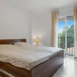 Beautiful 2 Bedroom Flat With Sunny Balcony