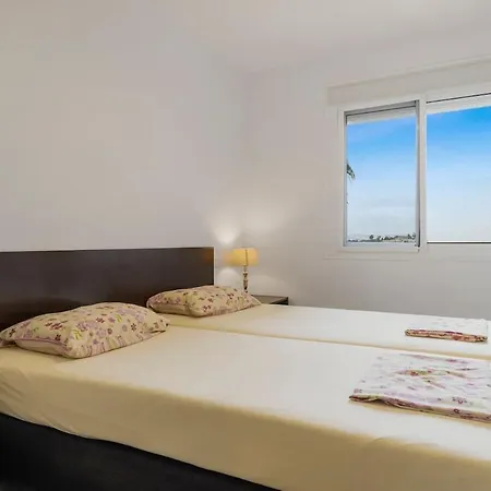 Апартаменти Beautiful 2 Bedroom Flat With Sunny Balcony