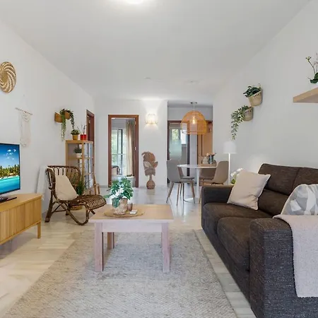 Beautiful 2 Bedroom Flat With Sunny Balcony