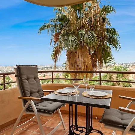 Beautiful 2 Bedroom Flat With Sunny Balcony Фуенхірола
