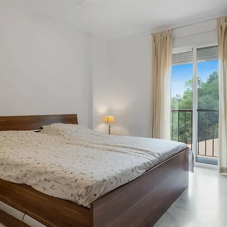 Beautiful 2 Bedroom Flat With Sunny Balcony