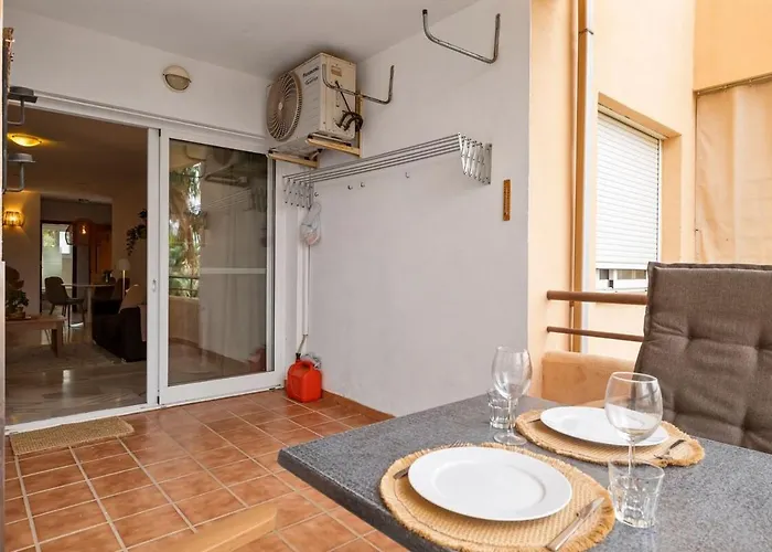 Beautiful 2 Bedroom Flat With Sunny Balcony Апартаменти