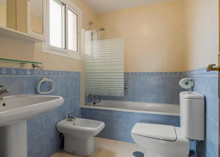 Апартаменти Beautiful 2 Bedroom Flat With Sunny Balcony Фуенхірола