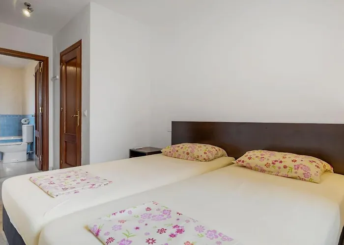 Beautiful 2 Bedroom Flat With Sunny Balcony Апартаменти