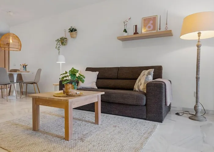 Beautiful 2 Bedroom Flat With Sunny Balcony Апартаменти