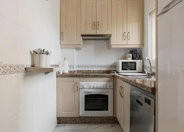 Beautiful 2 Bedroom Flat With Sunny Balcony Апартаменти Фуенхірола