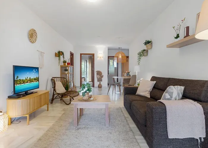 Beautiful 2 Bedroom Flat With Sunny Balcony