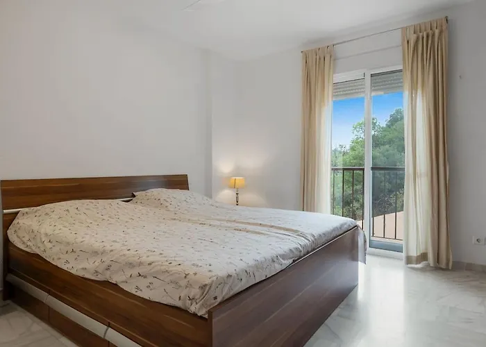 Beautiful 2 Bedroom Flat With Sunny Balcony