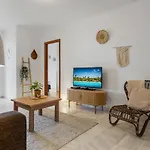 Beautiful 2 Bedroom Flat With Sunny Balcony アパート *