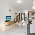 Beautiful 2 Bedroom Flat With Sunny Balcony アパート フエンヒロラ