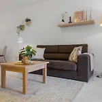 Beautiful 2 Bedroom Flat With Sunny Balcony アパート